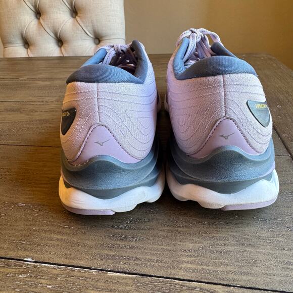 Mizuno Wave Sky 6 Women's Size 9 EU 40 Lavender White Gray Running Walking - Picture 3 of 16